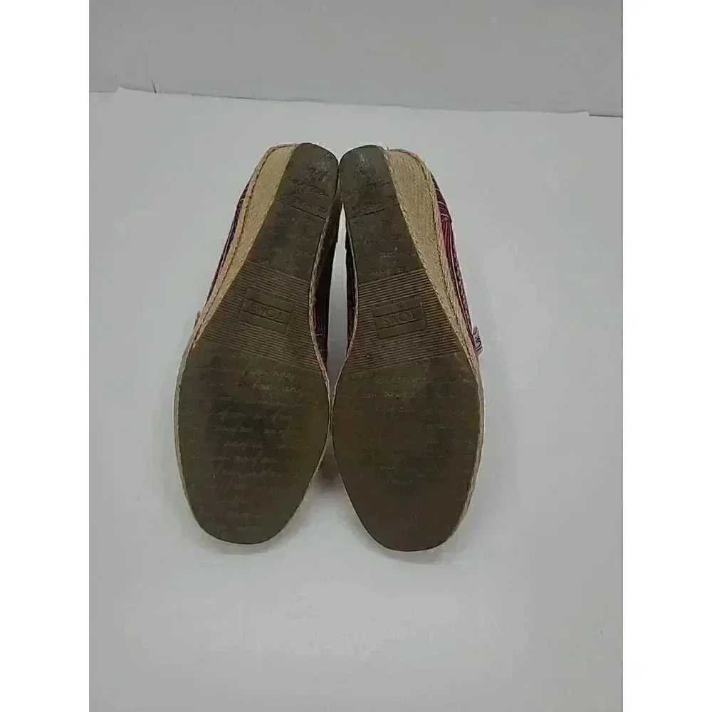 Toms details gently